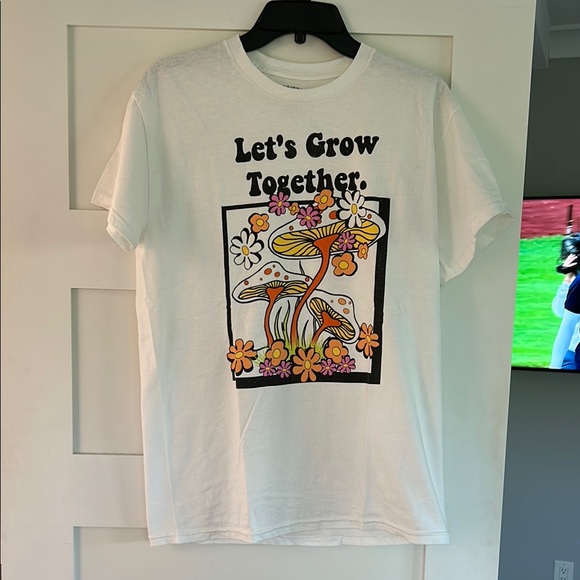 Brisco Tops - White Graphic T-Shirt with Mushroom Design 🍄